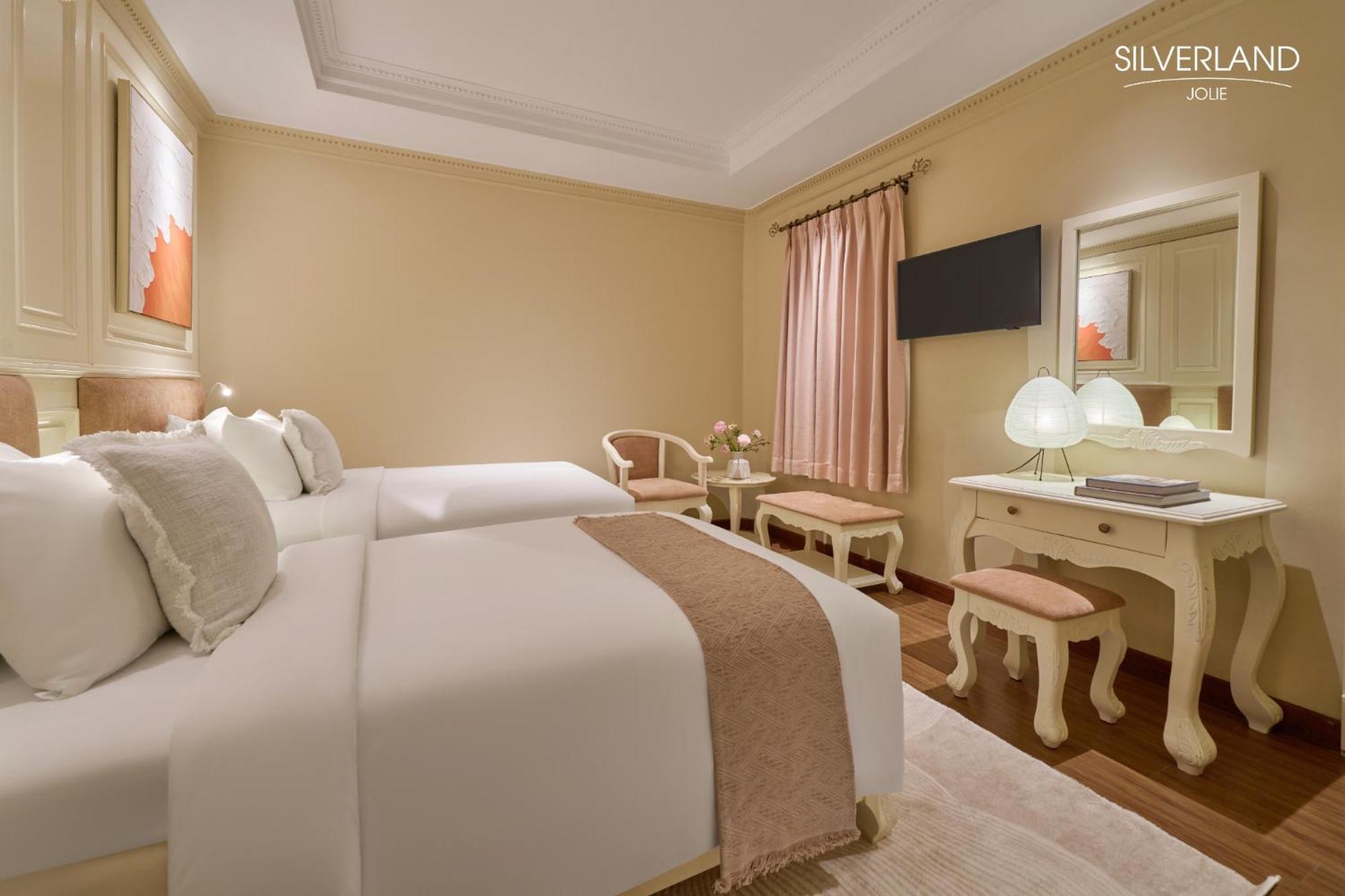 Deluxe Double or Twin (with Afternoon tea) – No Window.